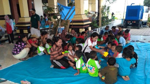 Anak-anak antusias belajar di tenda pengungsian.