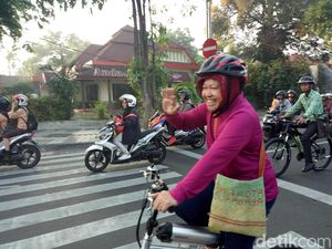 Gowes Bareng Menuju Tempat Kerjanya, Risma: Sikilku Kemeng