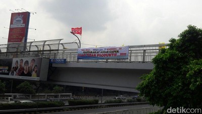 Foto: Massa Aksi 299 Datang, Spanduk Masyarakat Bosen Demo Diturunkan