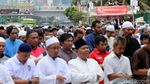 Massa Aksi 299 Salat Jumat di Depan Gerbang DPR