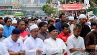 Massa aksi saat menunaikan salat Jumat.