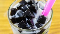 Cincau hitam yang kenyal tak kalah enak untuk topping minuman. Di gerai minuman, biasanya cincau hitam ini disebut grass jelly. Foto: Istimewa