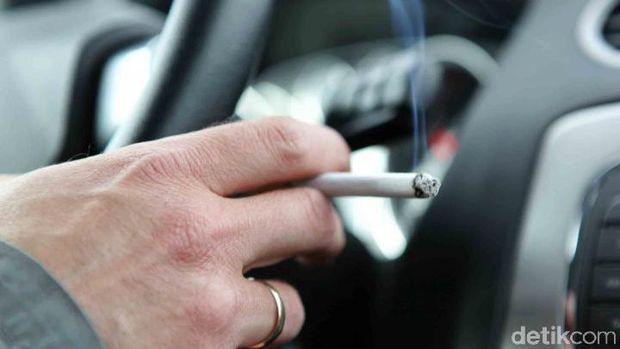 Suka Ngerokok di Mobil? Harga Jual Mobil Anda Jatuh Rp 36 Juta