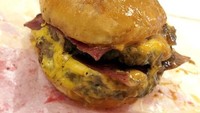 Kalau ini Smacker buatan Flip Burger di Senopati. Bun brioche manis mengapit dua lembar patty daging yang tebal. Pelengkapnya keju dan lembaran bacon. Nikmat! Foto: dok. detikFood