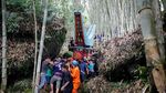 Foto: Tradisi Ganti Baju Jenazah Orang Toraja
