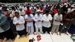 Massa Aksi 299 Salat Jumat di Depan Gerbang DPR