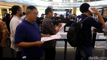 Penjualana perdana Samsung Galaxy Note 8 bertempat di atrium utama mall Lotte Shopping Avenue, Jakarta Selatan. Foto: Ari Saputra/detikINET