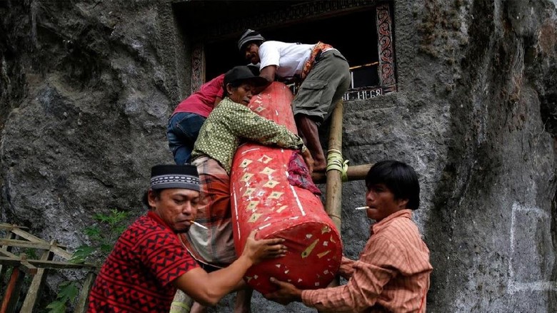 Ritual Orang Toraja: Ganti Baju Orang Mati