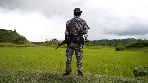 A Myanmar soldier stands near Maungdaw, north of Rakhine state, Myanmar September 27, 2017. REUTERS/Soe Zeya Tun