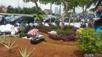 Terpisah Pagar, Polisi Bersorban dan Massa 299 Salat Jumat Bersama