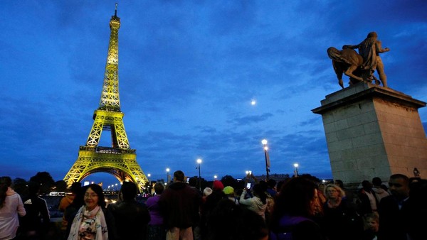 Terkenal sebagai kota romantis yang paling disukai wisatawan di dunia, Paris di Prancis kembali menjadi destinasi populer tahun depan. Paris memang nggak ada matinya (REUTERS/Stephane Mahe) Terkenal sebagai kota romantis yang paling disukai wisatawan di dunia, Paris di Prancis kembali menjadi destinasi populer tahun depan. Paris memang nggak ada matinya (REUTERS/Stephane Mahe)