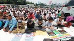 Massa Aksi 299 Salat Jumat di Depan Gerbang DPR