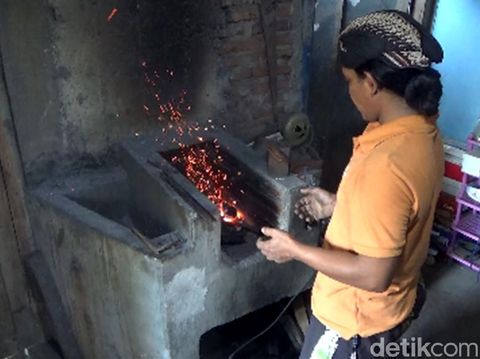 Keris ini diproses dengan cara dibakar/