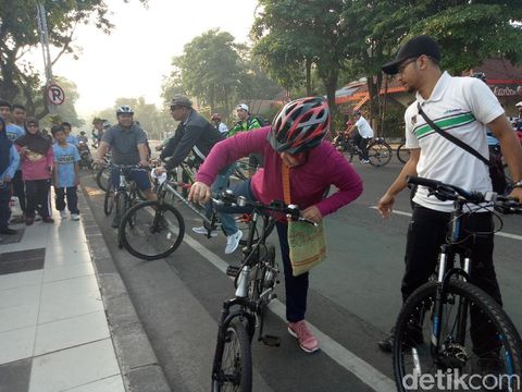 Risma bersepeda menuju kantornya/