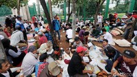 Massa duduk-duduk di luar pagar gedung DPR sambil menunggu peserta aksi lainnya.