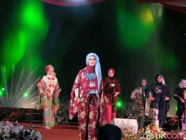 Ragam hias Batik Jakarta ini juga dikombinasikan dengan beberapa motif flora dan fauna khas Jakarta. Foto: Anggi Mayasari/Wolipop