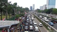 Massa Aksi 299 Mulai Salat Jumat, Penuhi Depan Gerbang DPR