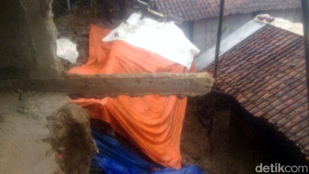Salah satu rumah di Pagentan, Banjarnegara longsor