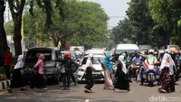 Massa terus berdatangan.