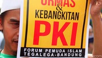 Mereka juga membawa poster bertuliskan Tolak Perpu Ormas & Kebangkitan PKI.