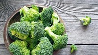 Minh-Hai Alex, seorang pakar diet, menyarankan konsumsi sayuran cruciferous. Seperti brokoli, kangkung, dan kubis yang kaya akan senyawa belerang. Ini bisa membantu mempertahankan otak dari stres.