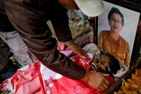 Tradisi Bersih Makam dan Ganti Baju Jenazah di Toraja