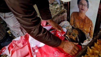 Foto: Tradisi Ganti Baju Jenazah Orang Toraja