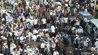 Sebagian yang belum salat jama ini salat asar berjemaah di tengah-tengah aksi. Foto: Marlinda/detikcom