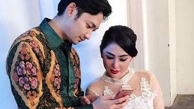 Hari di mana Dewi Persik dinikahi Angga di KUA.