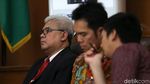 Senyum Pengacara Novanto Salami KPK yang Kalah Praperadilan