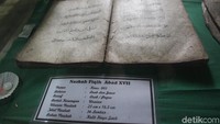 Uniknya, di kawasan wisata Situ Cangkuang ini ada situs peninggalan agama Islam yang lokasinya sangat berdekatan lokasi candi. Situs itu berupa makam Arif Muhammad dan naskah agama Islam kuno seperti Al Quran dan Hadist (Hakim Ghani/detikTravel)