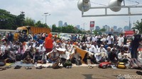 Ada juga yang menutupi kepalanya dengan kertas agar tak kepanasan. Foto: Zunita/detikcom