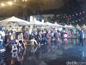 Hujan tak Surutkan Warga Menikmati Hiburan HUT Jabar