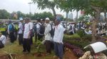 Massa Aksi 299 Menunggu Salat Jumat di Depan Gedung DPR