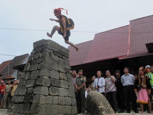 Nias Pamer Ragam Budaya Lewat Pesta Yaahowu