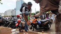 Mereka menggelar sajadah di luar gerbang gedung MPR/DPR.