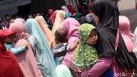 Beberapa peserta aksi datang dengan menggendong anaknya.