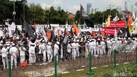 Perwakilan massa Aksi 299 masuk juga sudah diterima masuk ke gedung DPR/MPR untuk bertemu pimpinan DPR. Ada sekitar 25 orang perwakilan yang datang ke gedung Nusantara III.