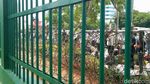 Terpisah Pagar, Polisi Bersorban dan Massa 299 Salat Jumat Bersama