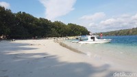 Tidak jauh dari sungai Cigenter, ada Pulau Peucang yang menjadi primadona. Pasir putih dan air yang jernihnya seperti pantai-pantai di Indonesia Timur! (Bahtiar/detikTravel)