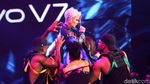 Aksi Enerjik dan Seksi Agnez Mo