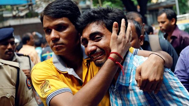 Warga histeris usai 22 orang tewas terinjak-injak di stasiun Mumbai