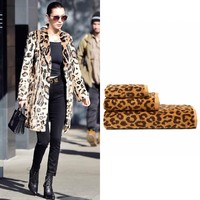 Bella Hadid tampil memakai jaket animal print untuk memperlihatkan sisi liarnya. Anda juga bisa menampilkan karakter seperti Bella di rumah dengan selimut animal print yang bisa disampirkan di sofa. Foto: Ist.