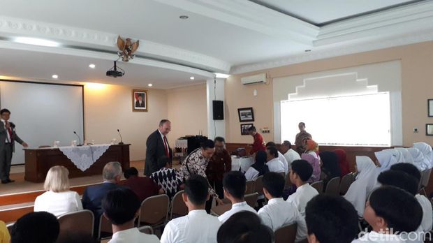  Kepala Sekolah SMAN 2 Bandung Dedi Krisdiarto mengatakan kedatangan Bill menjadi motivasi untuk anak didiknya khususnya jurusan IPS.