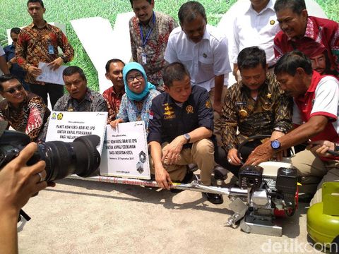 Menteri ESDM Ignasius Jonan bagi-bagi konverter kit ke nelayan di Sulsel
