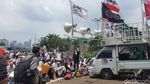 Massa Aksi 299 Bersiap Salat Jumat di Depan Gedung DPR/MPR