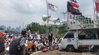 Massa aksi 299 bersiap salat Jumat di depan Gedung DPR/MPR. Foto: Zunita/detikcom