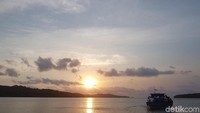 Menuju malam hari, jangan lupa untuk melihat sunset yang cantik di Tanjung Layar. Rasanya lengkap liburan ke Ujung Kulon! (Bahtiar/detikTravel)