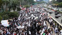 Massa aksi juga membawa panji-panji dari ormas yang baru saja dibubarkan.