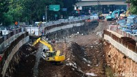 Alat berat terus mengeruk tanah untuk proyek underpass.